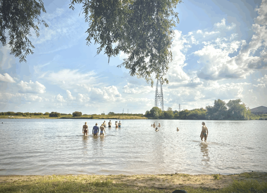 川遊び：空き時間で川に行きました。多少寒くても、太陽が出ている時間が貴重らしく、西洋の学生たちはどんどん川に飛び込んでいました